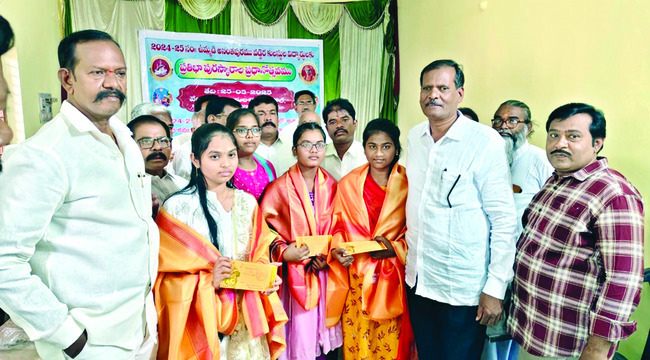 ఘనంగా కనకదాస పురస్కారాల ప్రదానం2