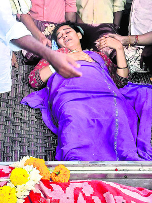 అశ్రునయనాల నడుమ ప్రమాద మృతులకు అంత్యక్రియులు1