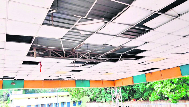 ఇండోర్‌ స్టేడియం.. నిండా నిర్లక్ష్యం 1