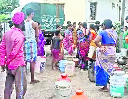 ట్యాంకర్లతో నీటి సరఫరా
1