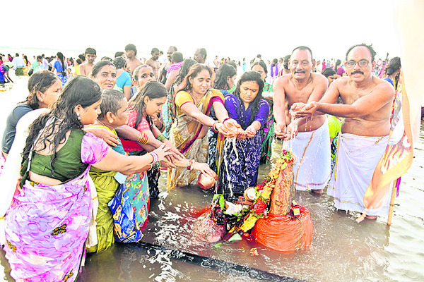 త్రివేణి సంగమం.. జనసంద్రం3