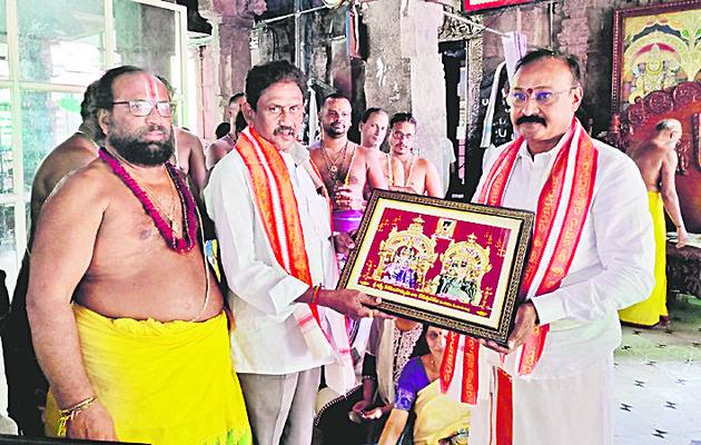 నృసింహస్వామి సేవలో దేవదాయ శాఖ కమిషనర్
1