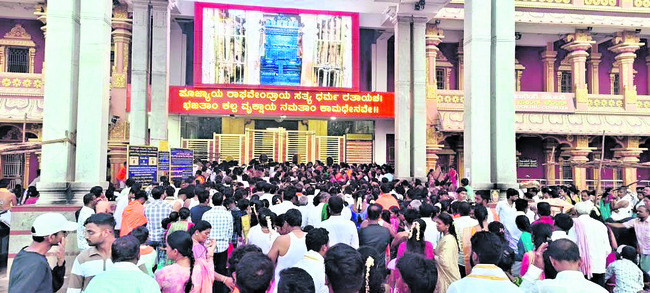 శ్రీమఠంలో భక్తుల రద్దీ 2