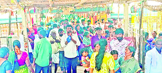 మేడారంలో భక్తుల సందడి1