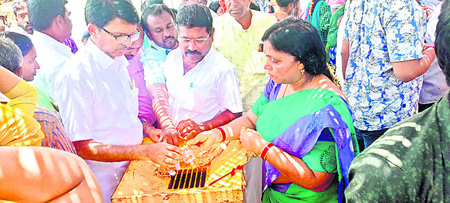 మేడారంలో భక్తుల సందడి2
