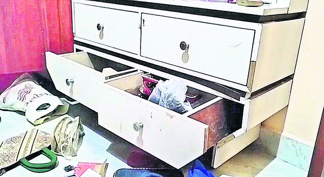 బీజేపీ కౌన్సిలర్ ఇంట్లో చోరీ1