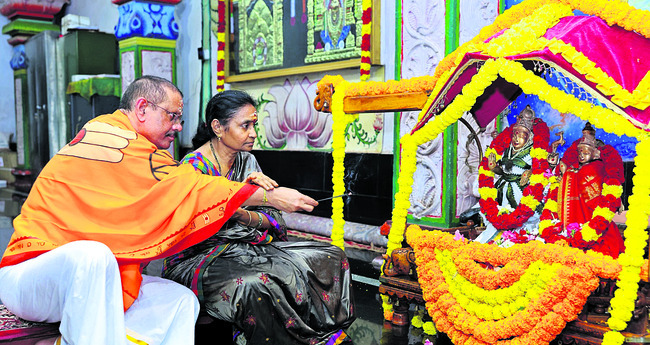 శాస్త్రోక్తంగా పల్లకీ సేవ 1
