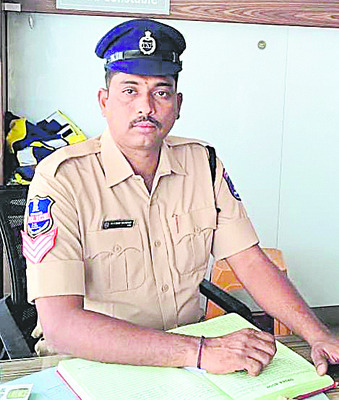 లారీ ఢీకొని హెడ్‌కానిస్టేబుల్‌ దుర్మరణం 1