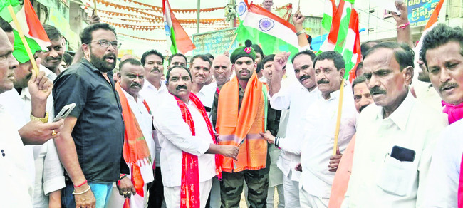 ట్యాంకర్లతో నీటి సరఫరా
2
