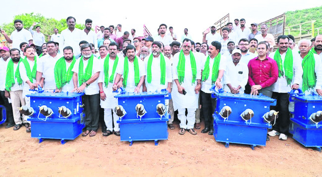 ప్రాజెక్టులు పూర్తిచేస్తాం 1