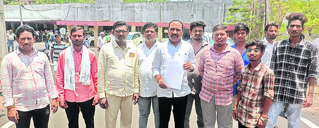 ఇండ్లు రాకుండా చేస్తున్నారు
1