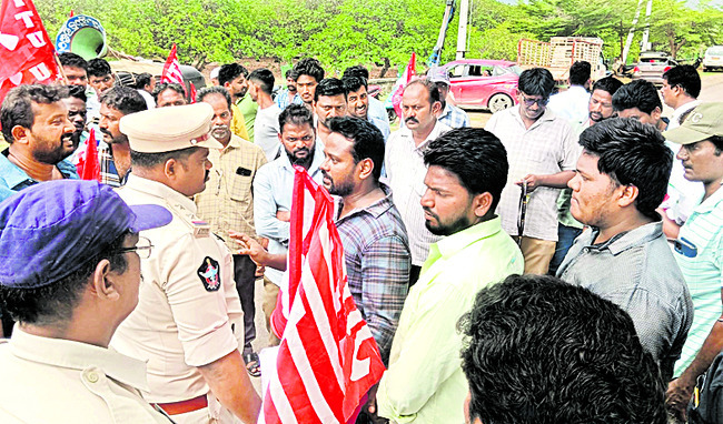 రాజకీయ కుట్రతోనే రేషన్ వాహనాలు రద్దు1