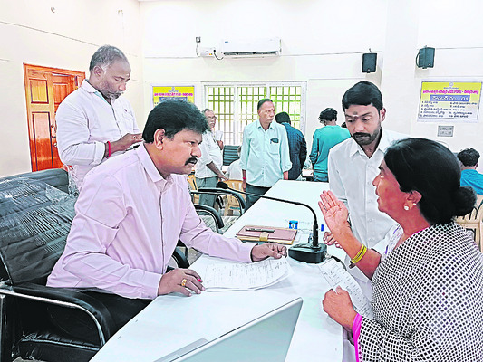 అతీగతీ లేదని అర్జీదారుల ఆవేదన 1