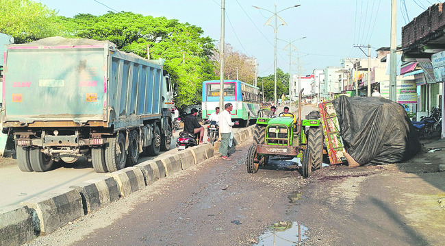 రోడ్డు ప్రమాదంలో యువకుడు మృతి1