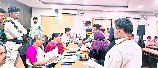 అర్జీలు త్వరగా పరిష్కరించాలి1