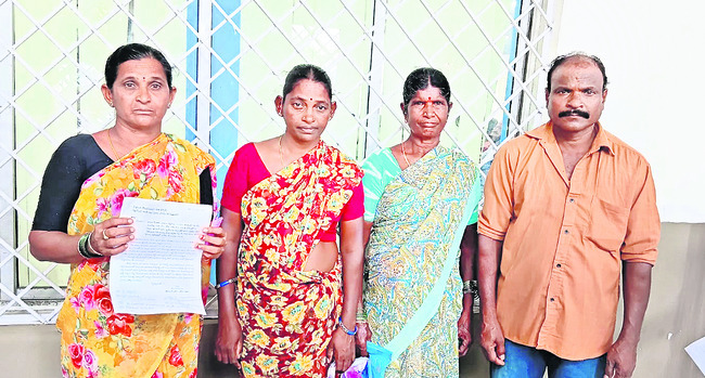 గ్రీవెన్స్‌లో వినతులు స్వీకరించిన కలెక్టర్‌1