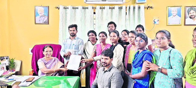 మంత్రి హామీతో సమ్మె విరమణ
2
