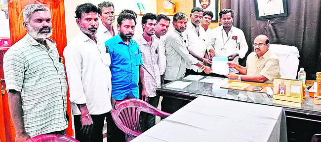 పొట్టకొట్టారు.. వీధిలోకి నెట్టారు! 1