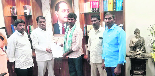 ఎస్సైపై ఎస్సీ, ఎస్టీ కమిషన్‌కు ఫిర్యాదు1