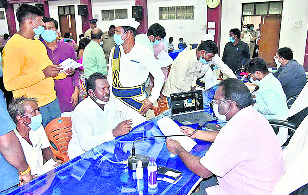 24 గంటల్లో అర్జీలు పరిష్కరించాలి1