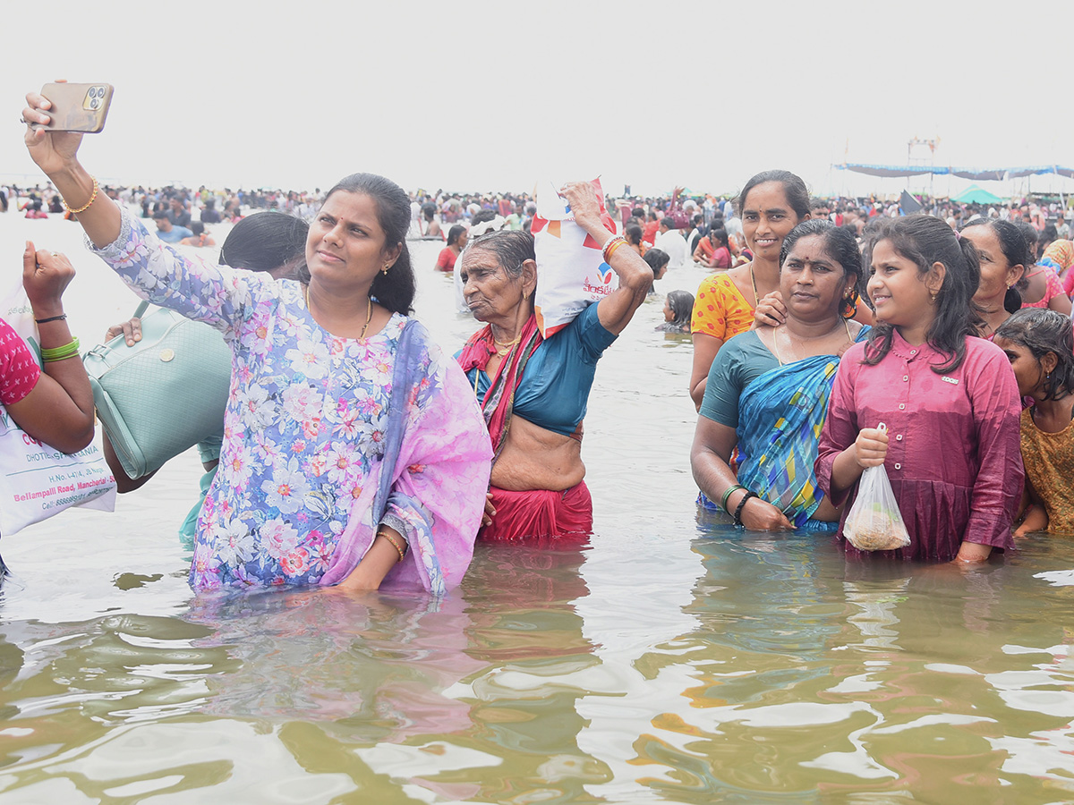 Devotees throng the final day of the Saraswati River Pushkaram Photos14