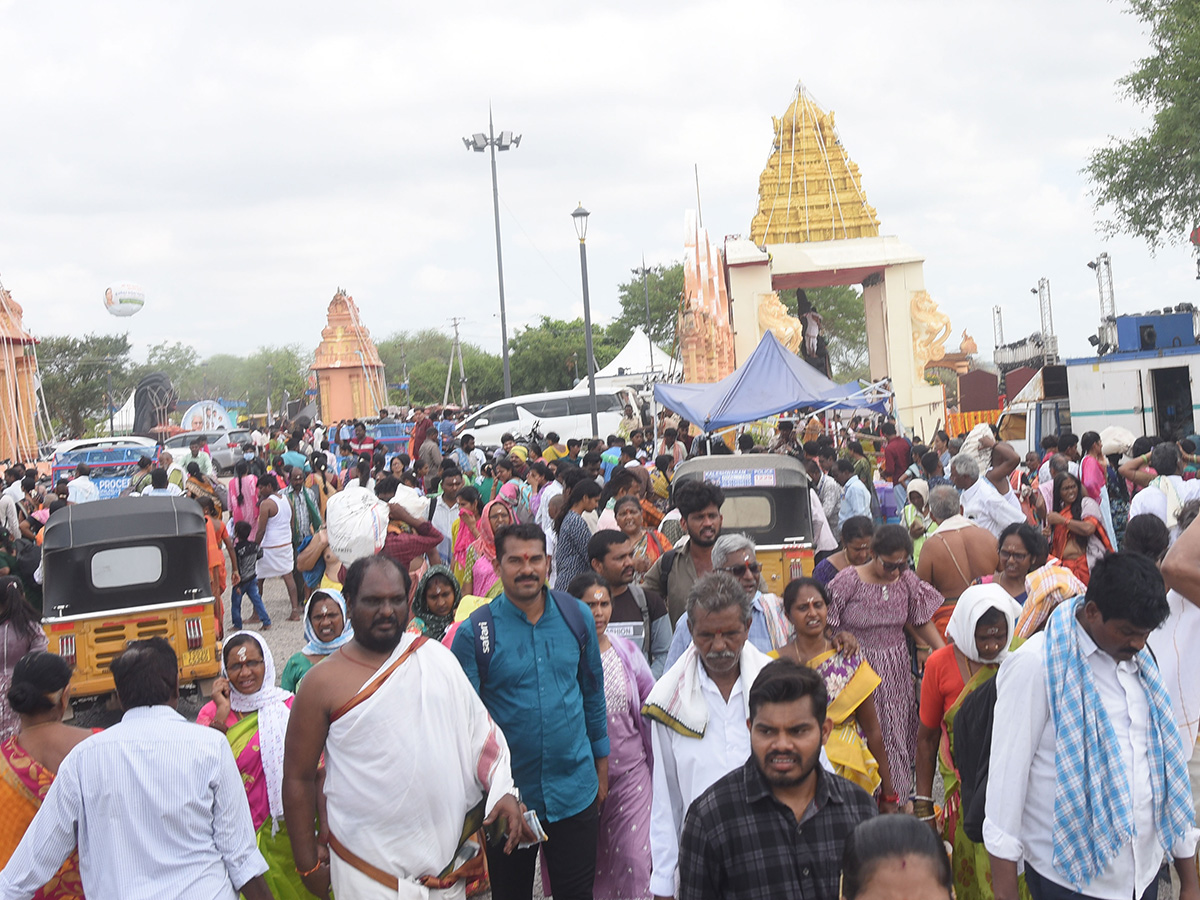 Devotees throng the final day of the Saraswati River Pushkaram Photos15