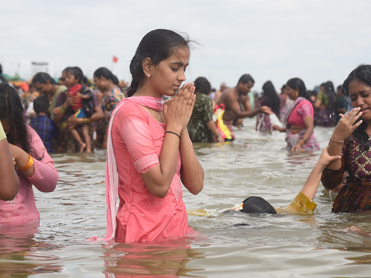 Devotees throng the final day of the Saraswati River Pushkaram Photos2