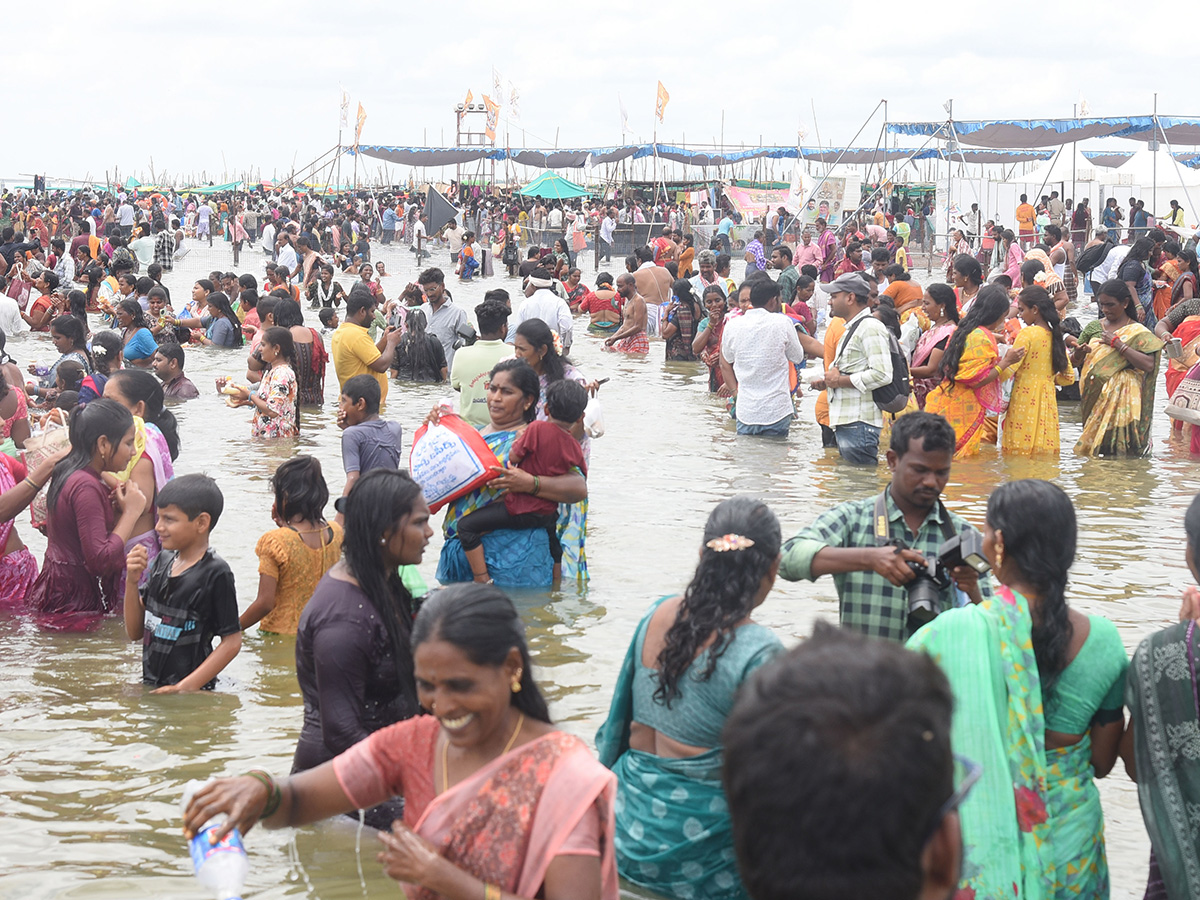 Devotees throng the final day of the Saraswati River Pushkaram Photos4