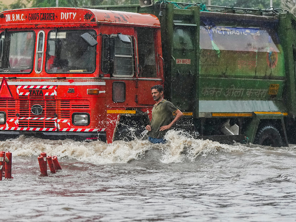 Heavy Rains at Matunga in Mumbai Today Photos10