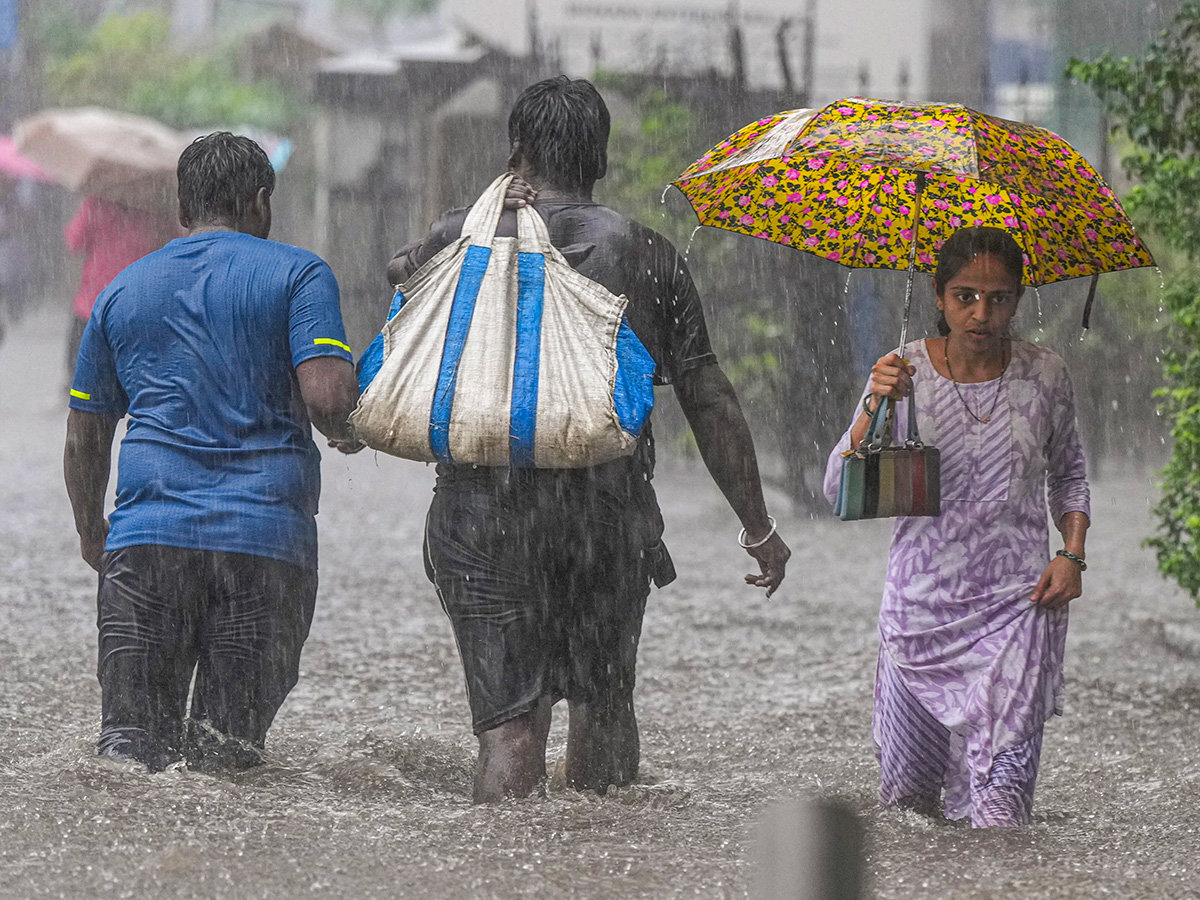 Heavy Rains at Matunga in Mumbai Today Photos14