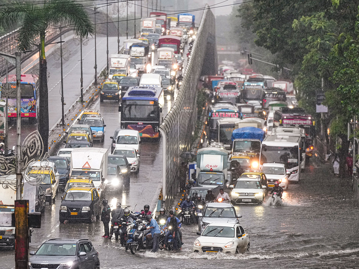 Heavy Rains at Matunga in Mumbai Today Photos17