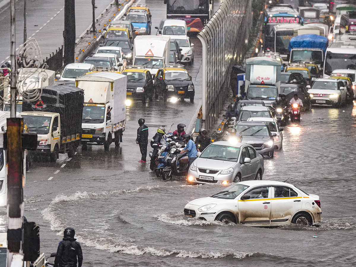 Heavy Rains at Matunga in Mumbai Today Photos18