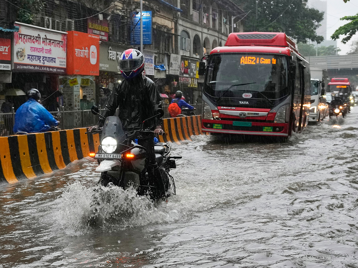 Heavy Rains at Matunga in Mumbai Today Photos19