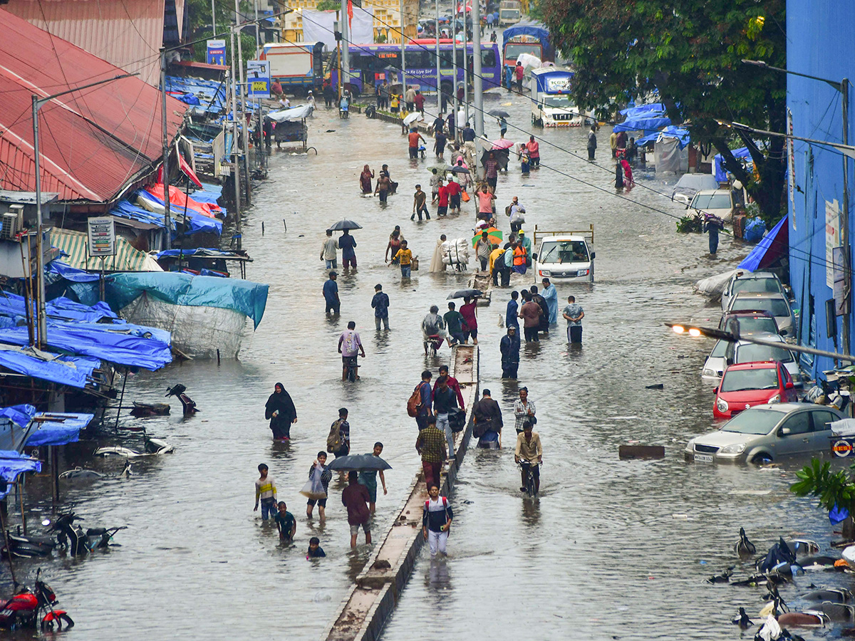 Heavy Rains at Matunga in Mumbai Today Photos25