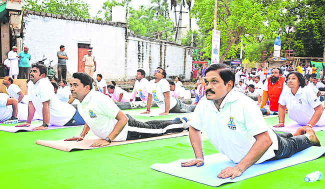 రాష్ట్రంలోని 26 జిల్లాల్లో థీమ్‌ యోగా 2