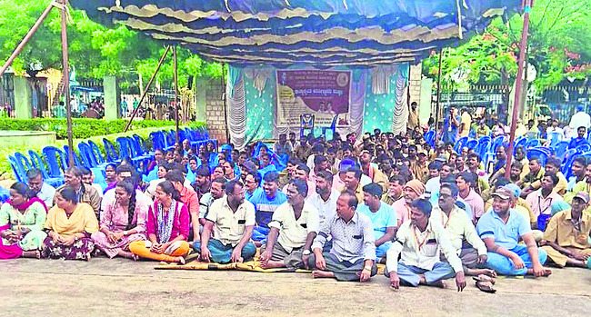 డిమాండ్ల సాధన కోసం ధర్నా 1