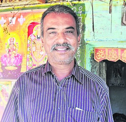 చెక్డ్యామ్కు గండి కొట్టిన ఘనుడు
1