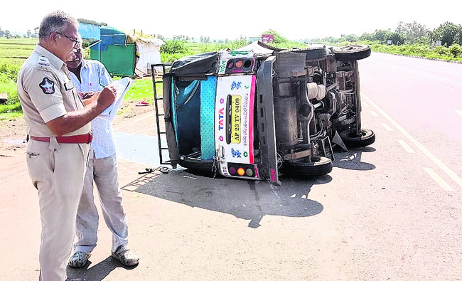 వ్యాన్ను ఢీకొన్న కంటైనర్ 1