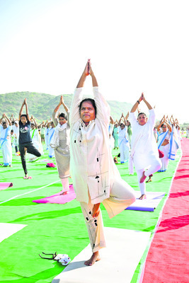 యోగాతో ఆరోగ్యం, ఆనందం 1
