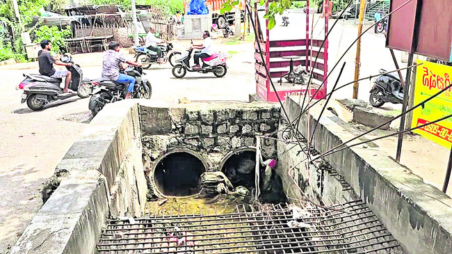 నోరు తెరిచిన మ్యాన్హోల్స్1