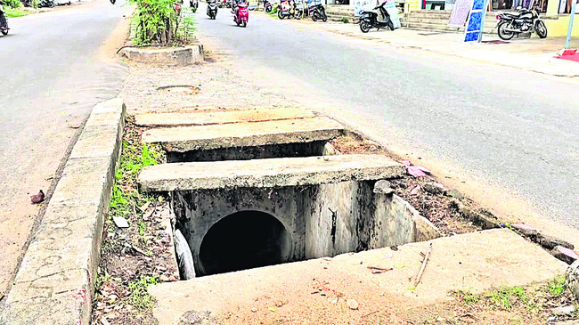 నోరు తెరిచిన మ్యాన్హోల్స్2