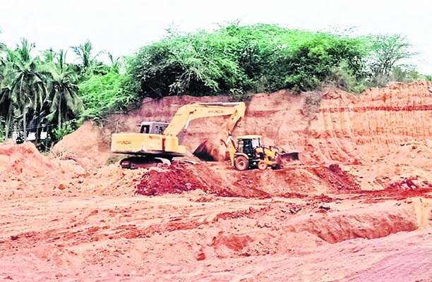 ఎర్ర గ్రావెల్ తవ్వేస్తున్నా.. మొద్దు నిద్రే 1