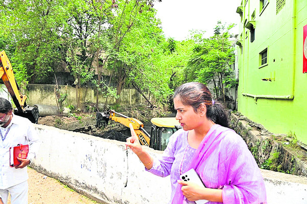 సిల్ట్‌ తొలగింపు పనులు  వేగవంతం చేయాలి
1