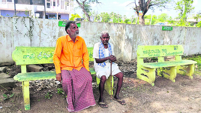 సమయానికి రారు.. పట్టించుకోరు!1