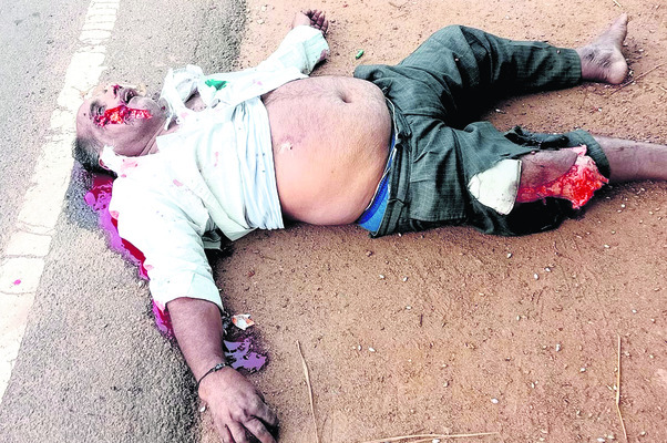 రోడ్డు ప్రమాదంలో సబ్‌ కలెక్టర్‌ కార్యాలయ అటెండర్‌ మృతి 1