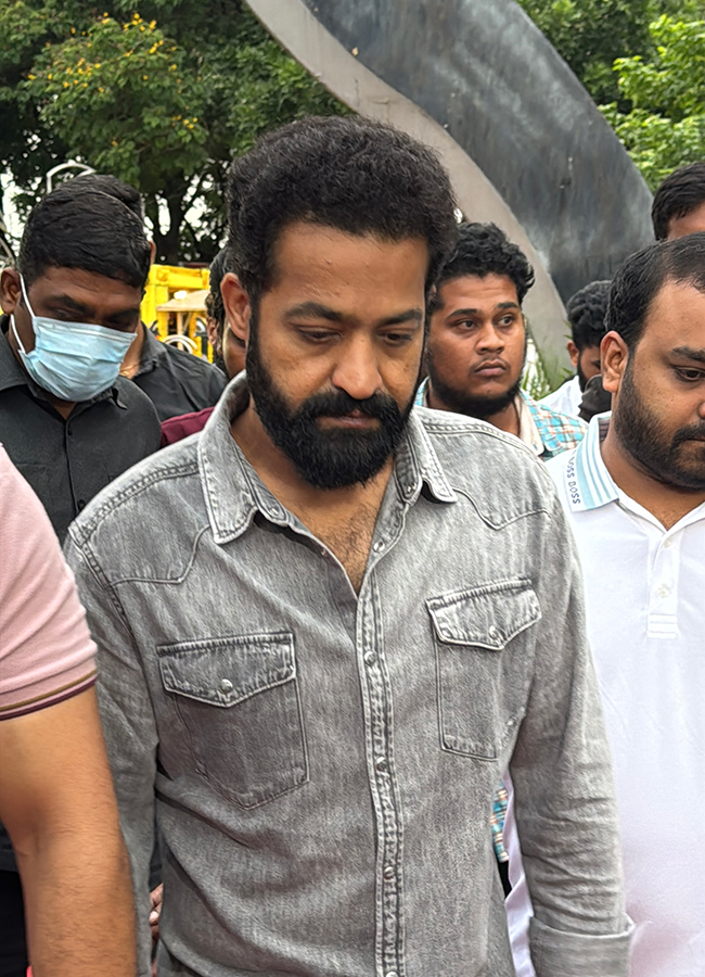 Jr NTR and Kalyan Ram Pay Tributes at NTR Ghat Photos11