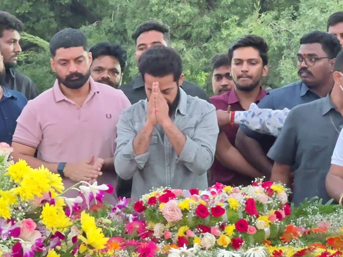 Jr NTR and Kalyan Ram Pay Tributes at NTR Ghat Photos13
