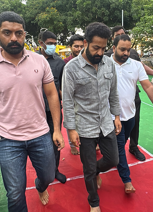 Jr NTR and Kalyan Ram Pay Tributes at NTR Ghat Photos2