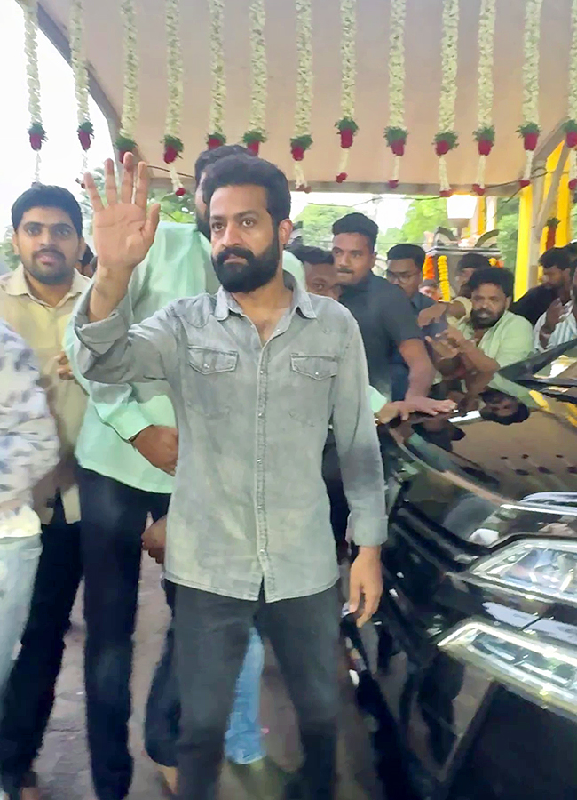 Jr NTR and Kalyan Ram Pay Tributes at NTR Ghat Photos3
