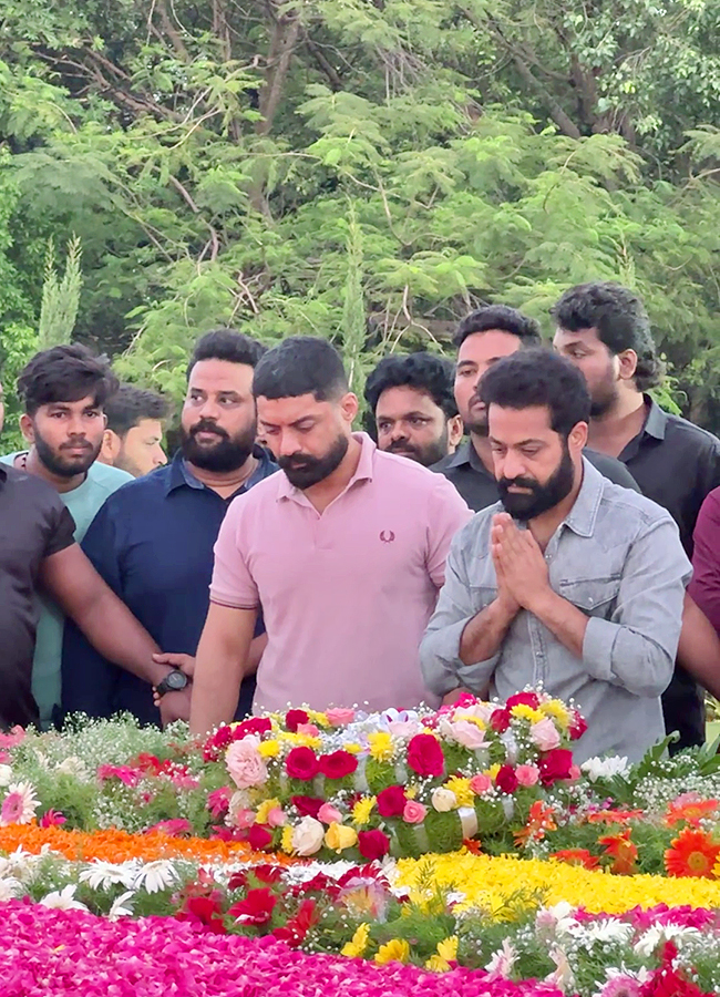 Jr NTR and Kalyan Ram Pay Tributes at NTR Ghat Photos4